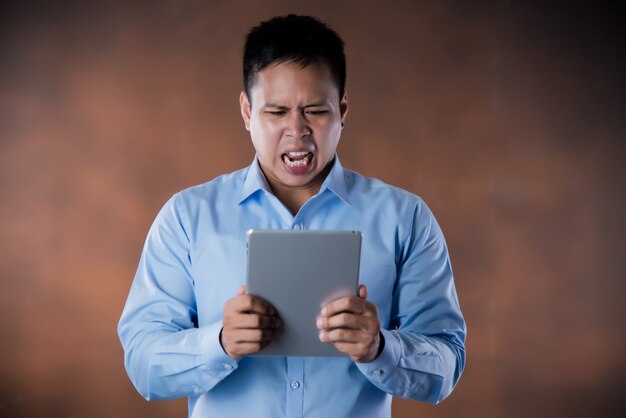 Frustration. Jeune homme d&#39;affaires frustré et stressé