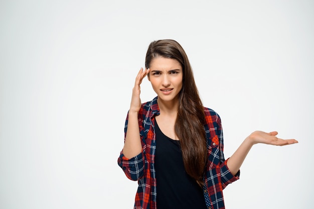 Frustré, la femme folle a l'air confus et hausse les épaules