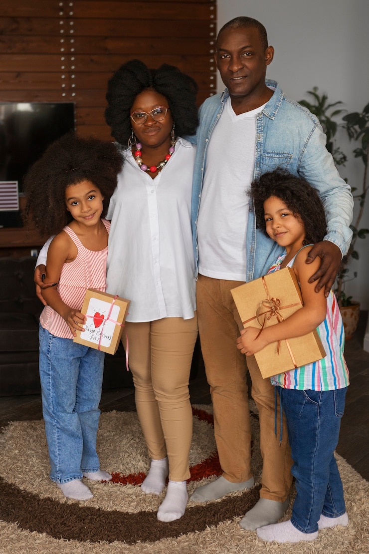Photo gratuit full shot famille heureuse célébrant à la maison
