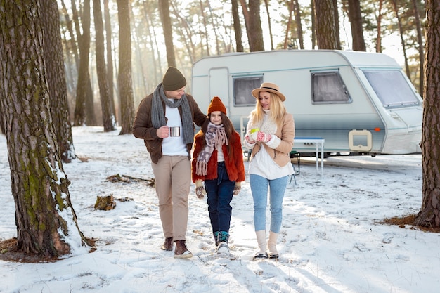 Photo gratuite full shot famille heureuse dans la nature