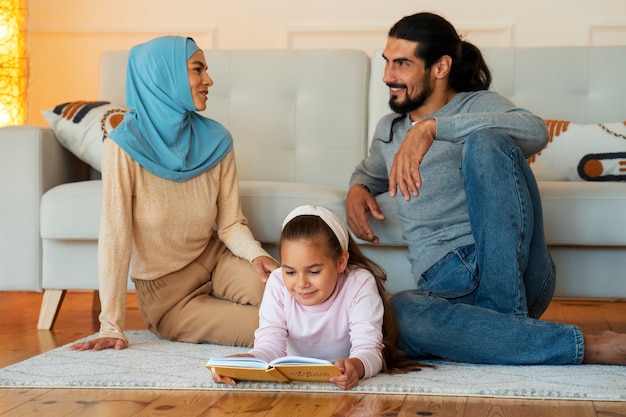 Full shot famille islamique heureuse à la maison