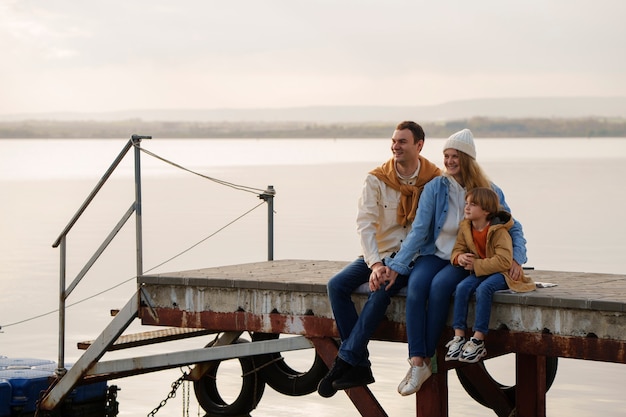 Full shot famille traînant sur une jetée