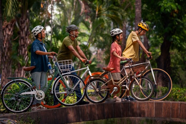 Full shot famille à vélo à l'extérieur