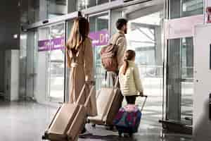 Photo gratuite full shot famille voyageant avec des bagages
