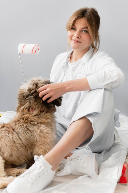 Full shot femme assise avec chien mignon