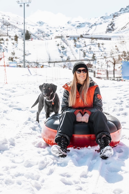 Photo gratuite full shot femme assise à l'extérieur avec chien