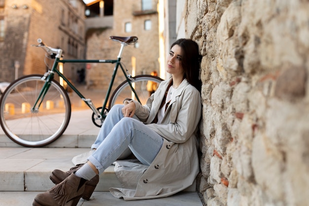 Full shot femme assise à l'extérieur