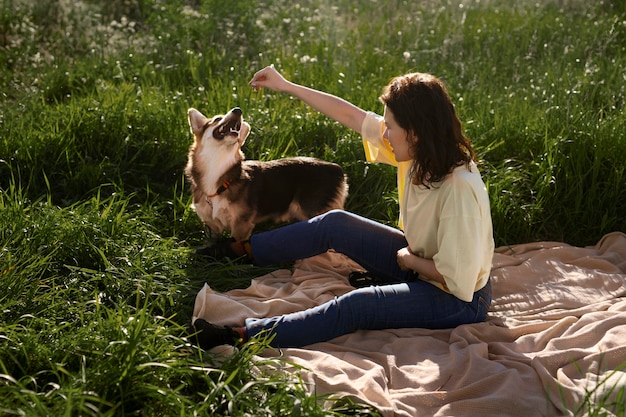 Photo gratuite full shot femme avec chien à l'extérieur