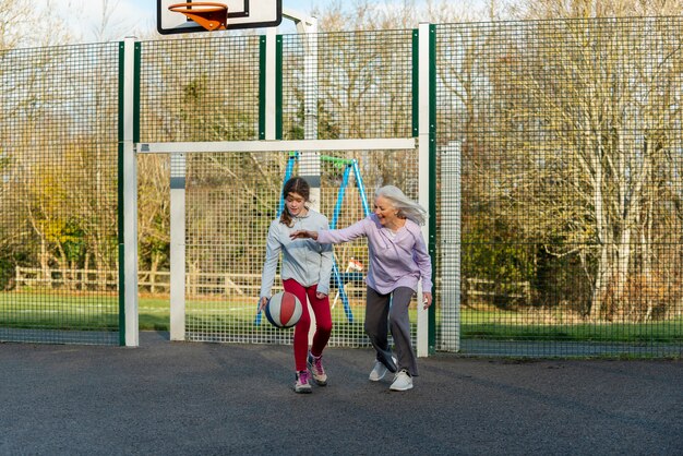 Full shot femme et fille jouant au jeu