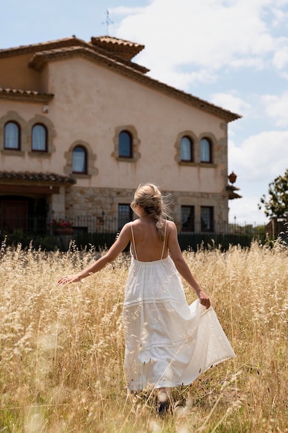 Full shot femme marchant à l'extérieur