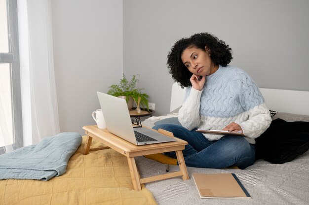 Full shot femme parlant au téléphone