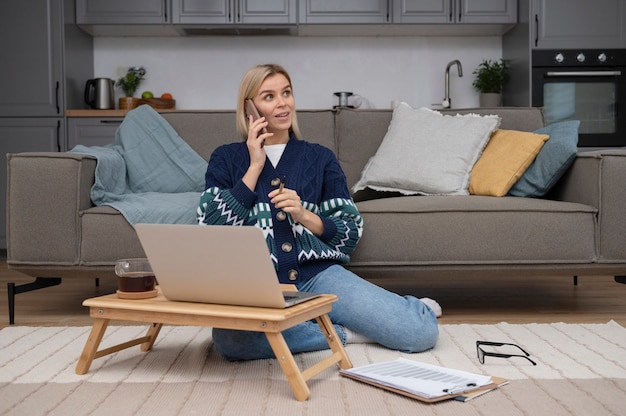 Full shot femme parlant au téléphone