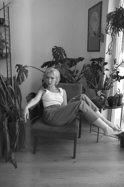 Photo gratuite full shot femme posant sur une chaise