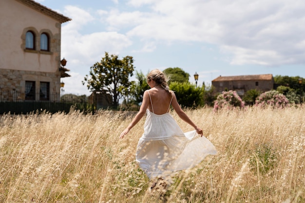 Full shot femme tenue robe