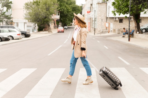 Full shot femme transportant des bagages