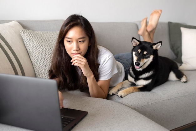 Photo gratuite full shot femme travaillant avec un chien à la maison