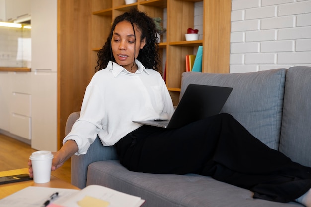 Full shot femme travaillant comme économiste