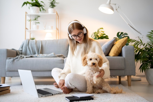 Full shot femme travaillant à l'intérieur