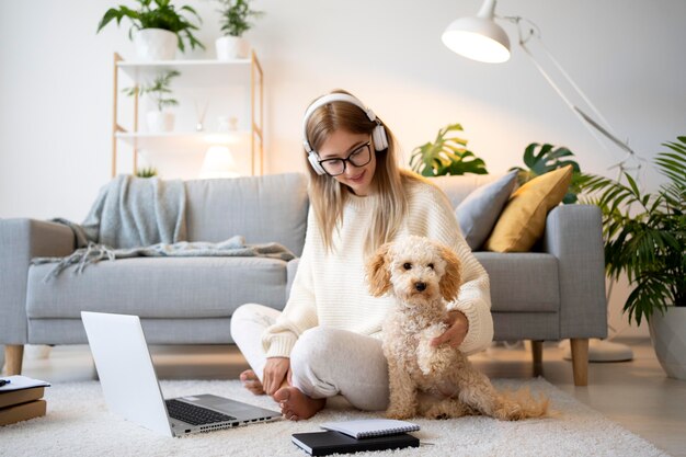 Full shot femme travaillant à l'intérieur