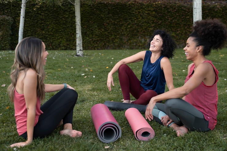 Photo gratuit full shot femmes assises sur l'herbe