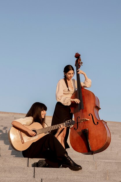 Full shot femmes faisant de la musique ensemble