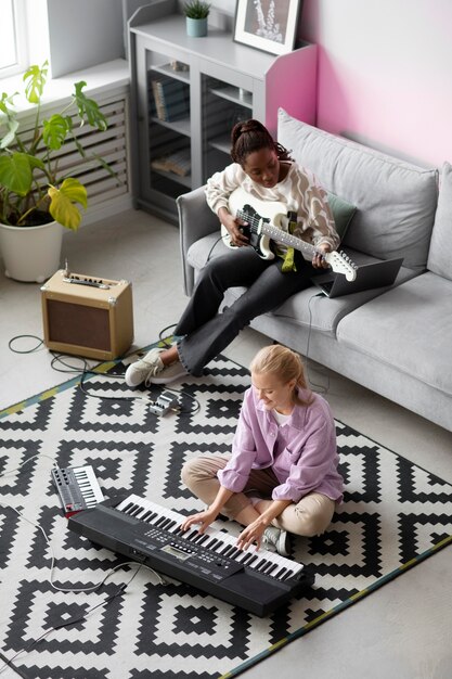 Full shot femmes jouant des instruments