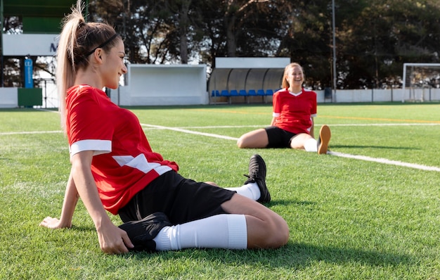 Photo gratuite full shot femmes qui s'étend sur le terrain