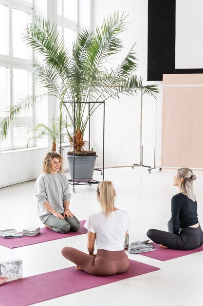 Full shot femmes sur des tapis de yoga