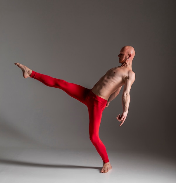 Full shot homme portant des leggings rouges