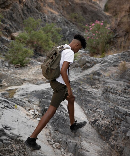 Full shot homme portant un sac à dos