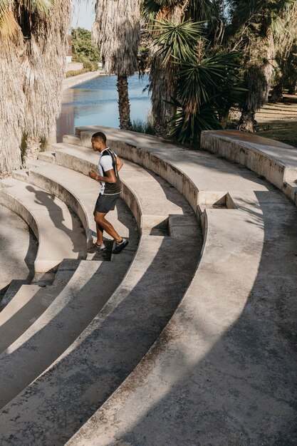 Full shot homme qui court dans les escaliers