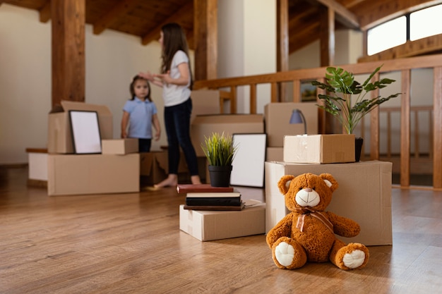 Full shot mère et fille à l'intérieur