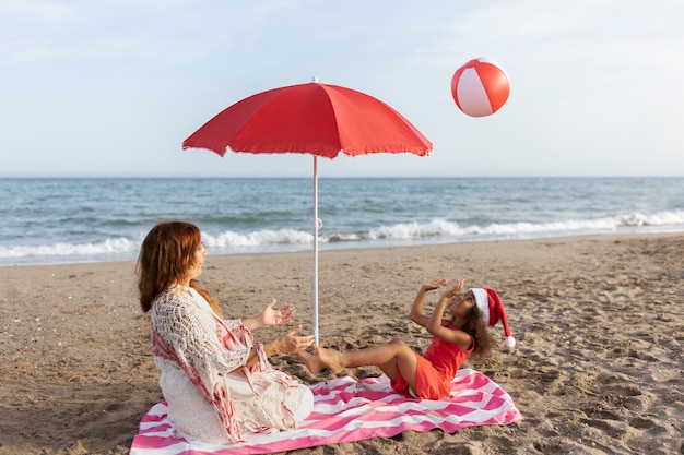 Photo gratuite full shot mère et fille jouant avec ballon