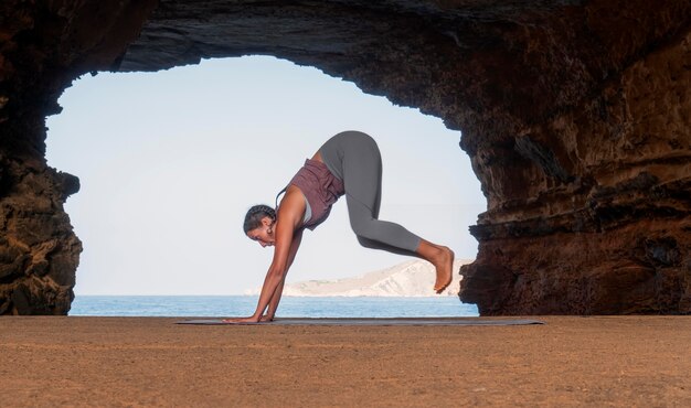 Full shot woman doing yoga avec vue