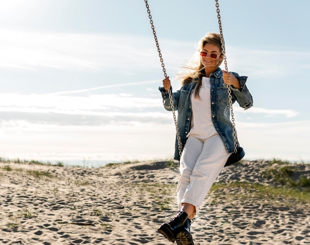 Full shot woman s'amuser sur la plage