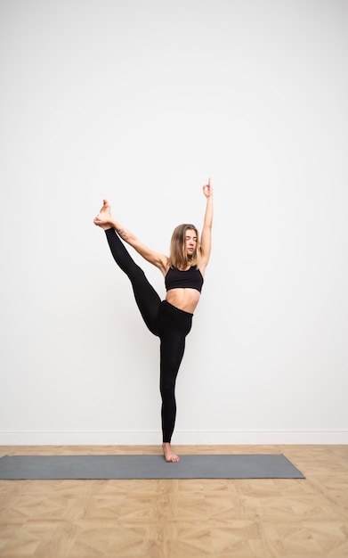 Full shot woman stretching jambe