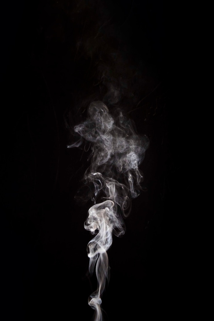 Photo gratuit fume blanche sur fond noir avec espace de copie