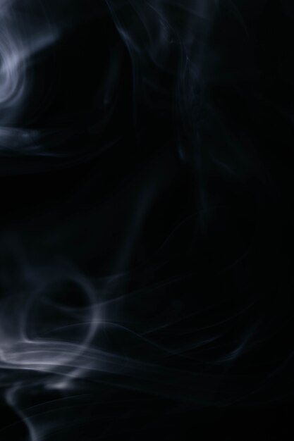 Fumée blanche ondulée sur fond noir