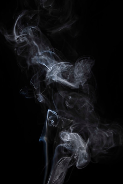 Photo gratuite fumée blanche répandue sur fond noir