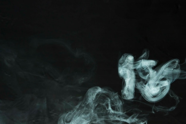 Photo gratuite fumée blanche tourbillonnant sur un fond noir