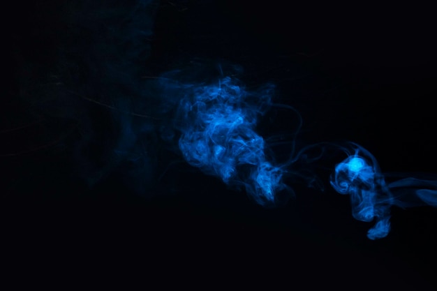 Fumée bleue sur fond noir
