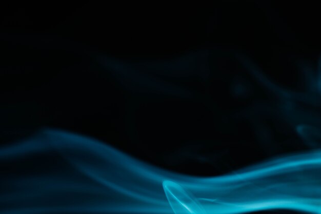 Fumée bleue ondulée sur fond noir