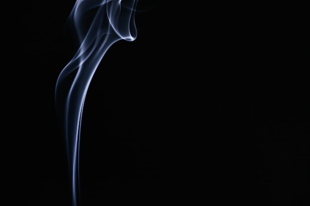 Photo gratuite fumée bleue ondulée sur fond noir