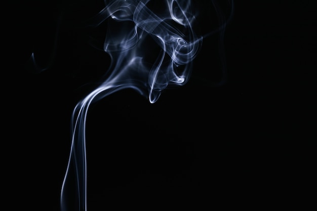 Photo gratuite fumée bleue ondulée sur fond noir