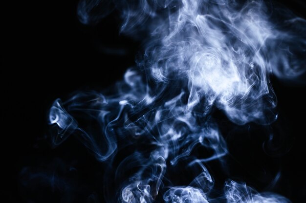 Fumée bleue ondulée sur fond noir