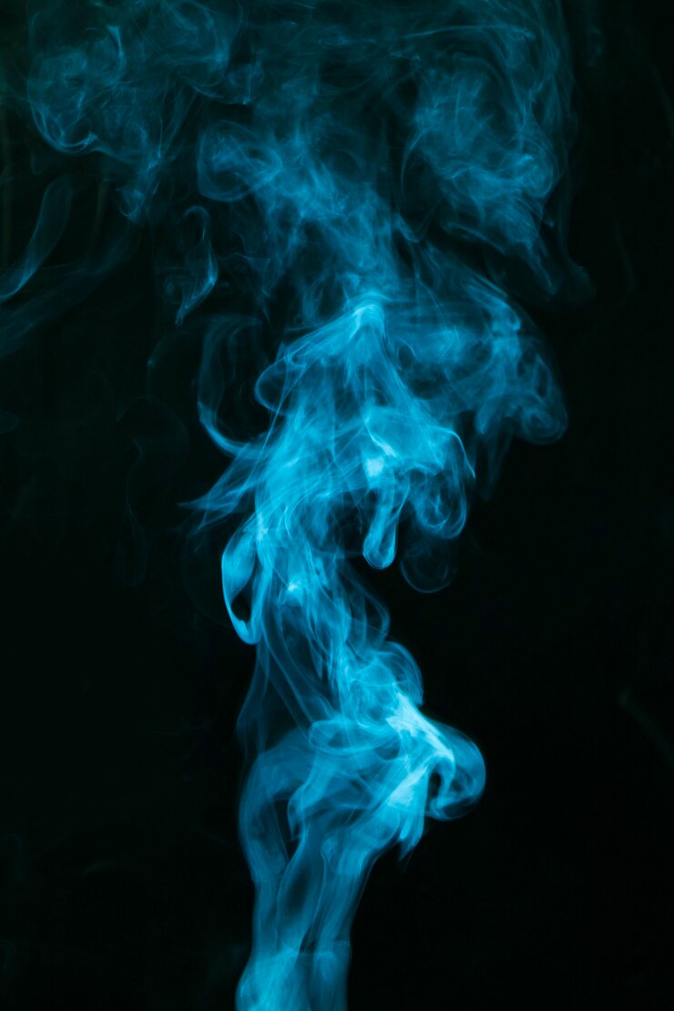 Photo gratuit fumée bleue répandue sur fond noir