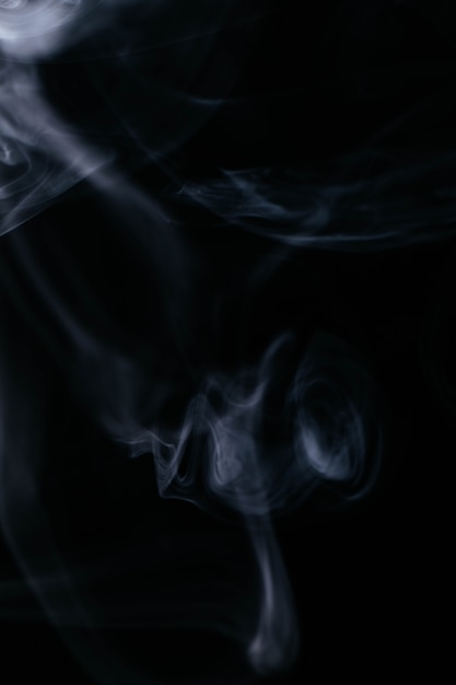 Fumée ondulée sur fond noir