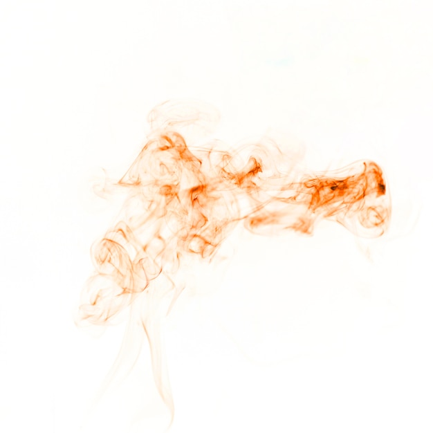 Fumée orange qui s&#39;étend sur fond blanc