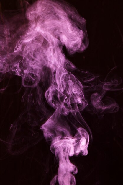 Fumée rose superposition mouvement sur fond noir