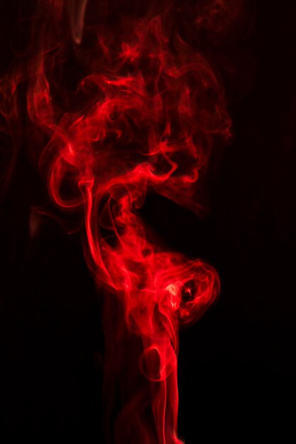 Fumée rouge réaliste sur fond noir